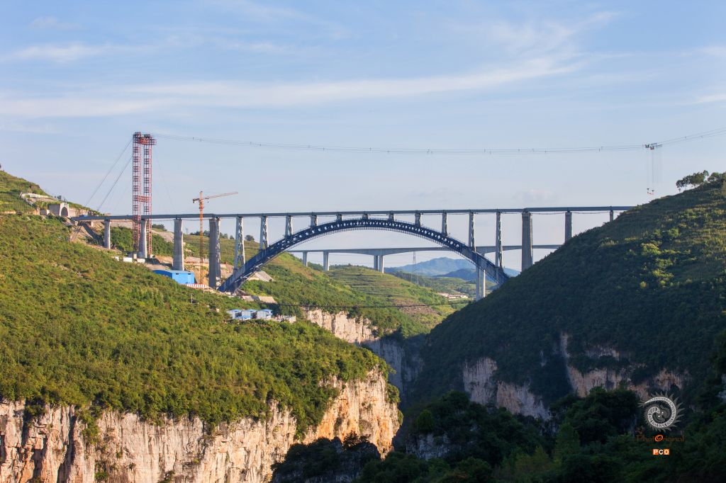 天堑变通途——建设中的成贵高铁西溪河大桥