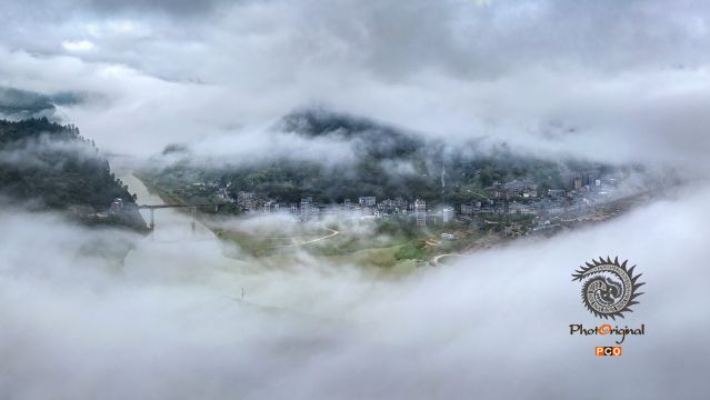 《雾锁清水江小镇》