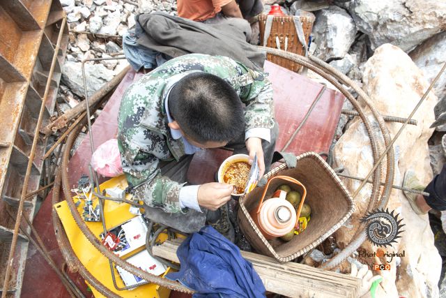 大桥建设者的午餐