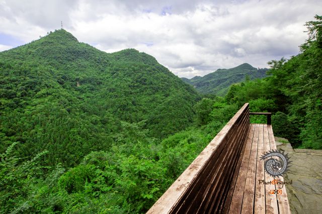 海龙囤龙岩山麓