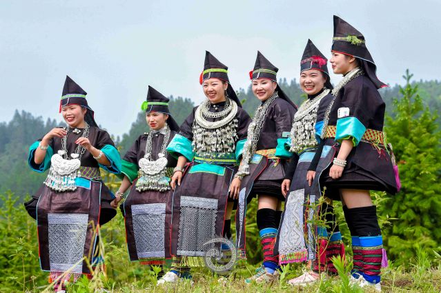苗族青年服饰