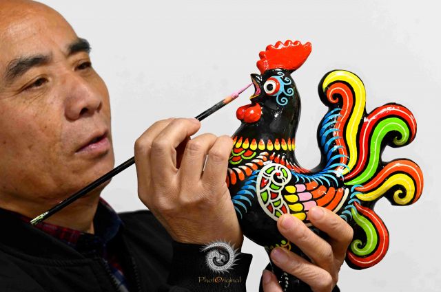 给黄平泥哨上色彩