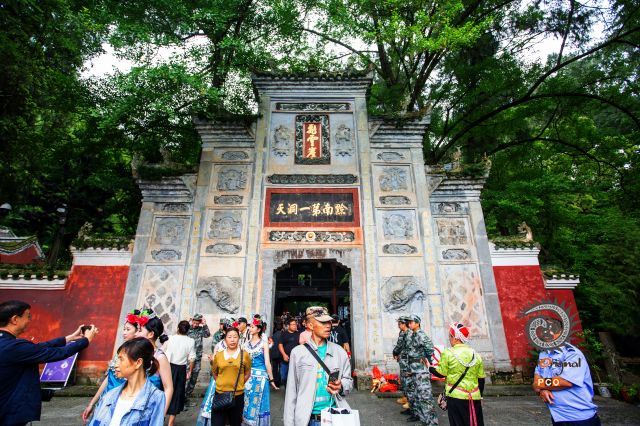 天洞飞云崖