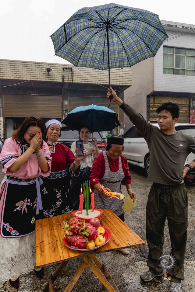 雨中祭拜