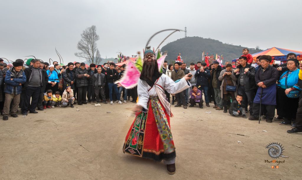 围观—屯堡地戏