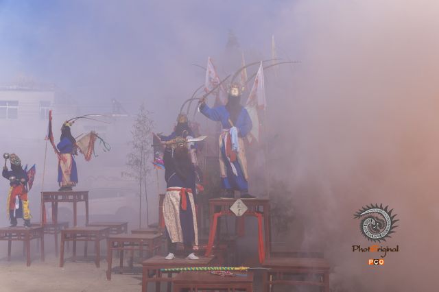 云里看戏