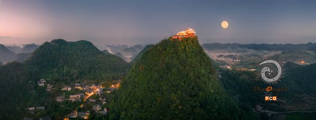 《云山屯夜景》