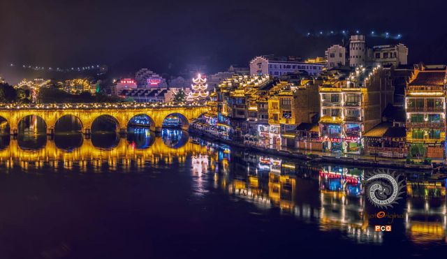 《镇远夜景》