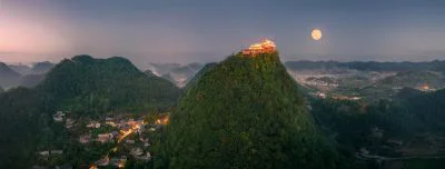《云山屯夜景》