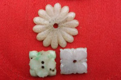 《屯堡人头上戴的梅花玉器》
