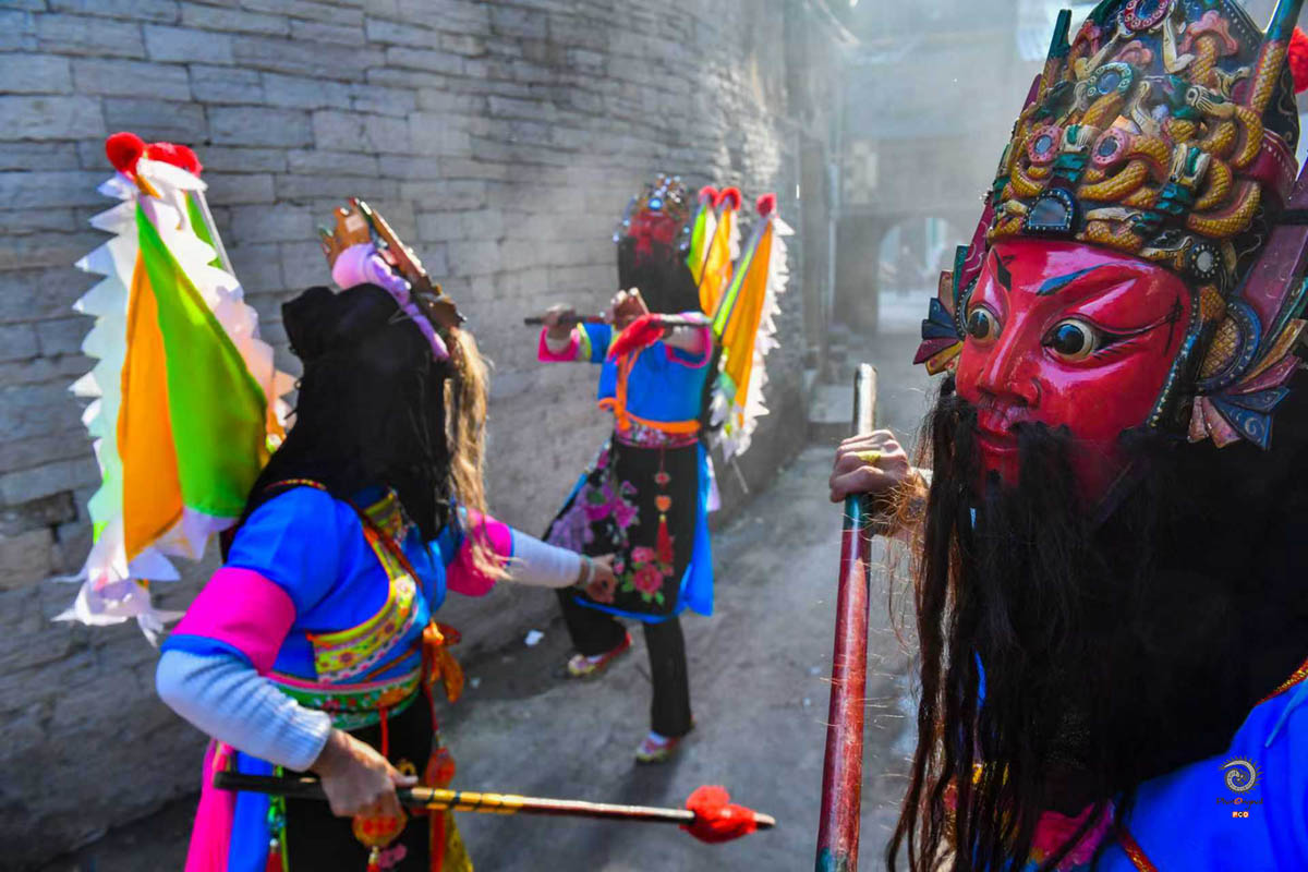 0099-古巷女子舞地戏  王义平摄于安顺西秀区九溪村  193385166311200.jpg