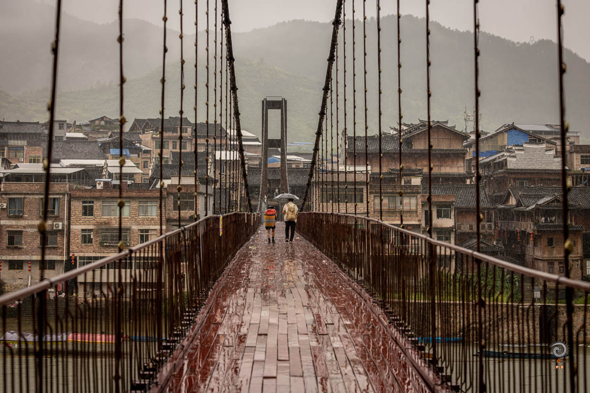 0088-吊桥连两岸，便民岁月长-梁波-130078287771200.jpg