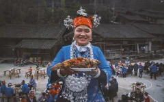 《苗族青年结婚时迎客》