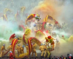 《百龙闹春》