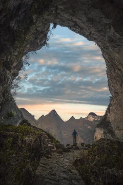 格凸河旁的天坑溶洞
