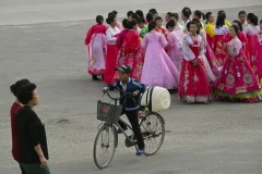 《走近向着“太阳”的人们》