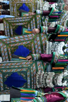 《侗族妇女服饰》