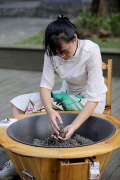 多彩贵州·第十四届中国原生态国际摄影大展 · 风雨断肠人 的图集