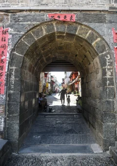 2025多彩贵州·第十八届中国原生态国际摄影大展 · 飘泉 的图集