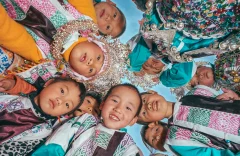 《剑河县的小学学生们欢天喜地迎开学》