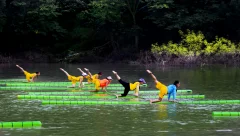 多彩贵州·第十四届中国原生态国际摄影大展 · 无线的风筝 的图集
