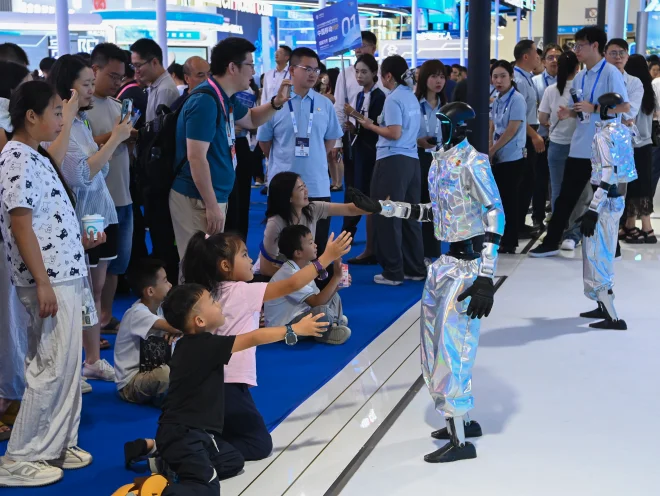 贵阳·观山湖 观众在2026年数博会近距离接触机器人