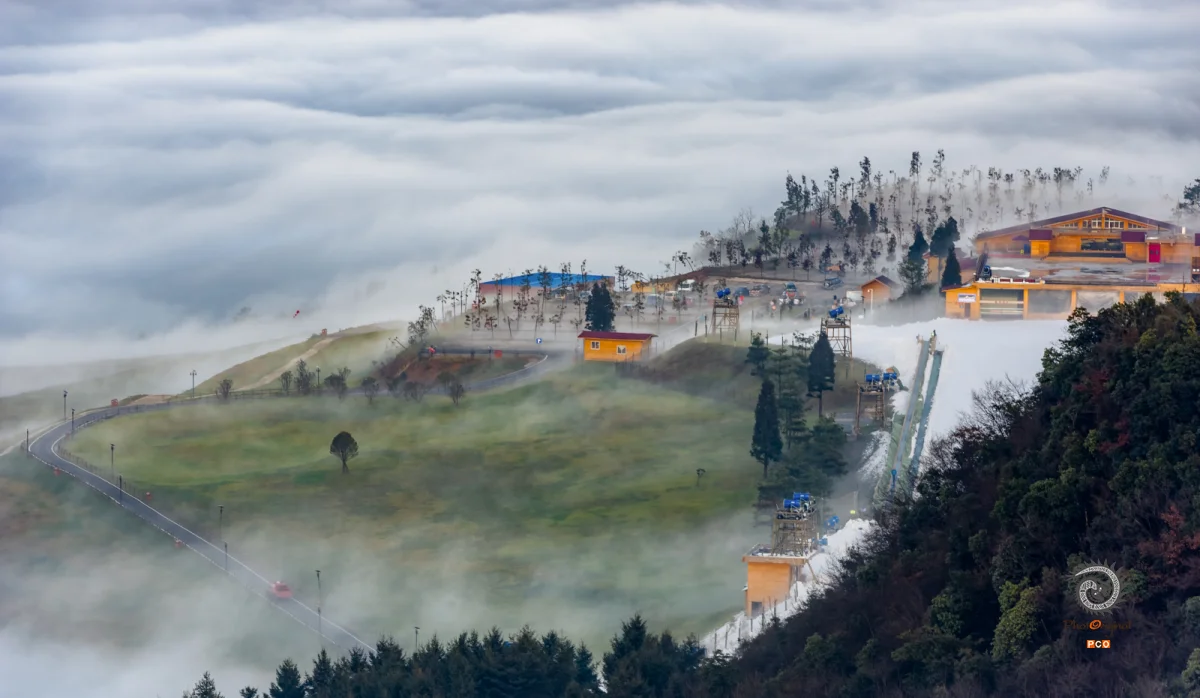 《远眺滑雪场》
