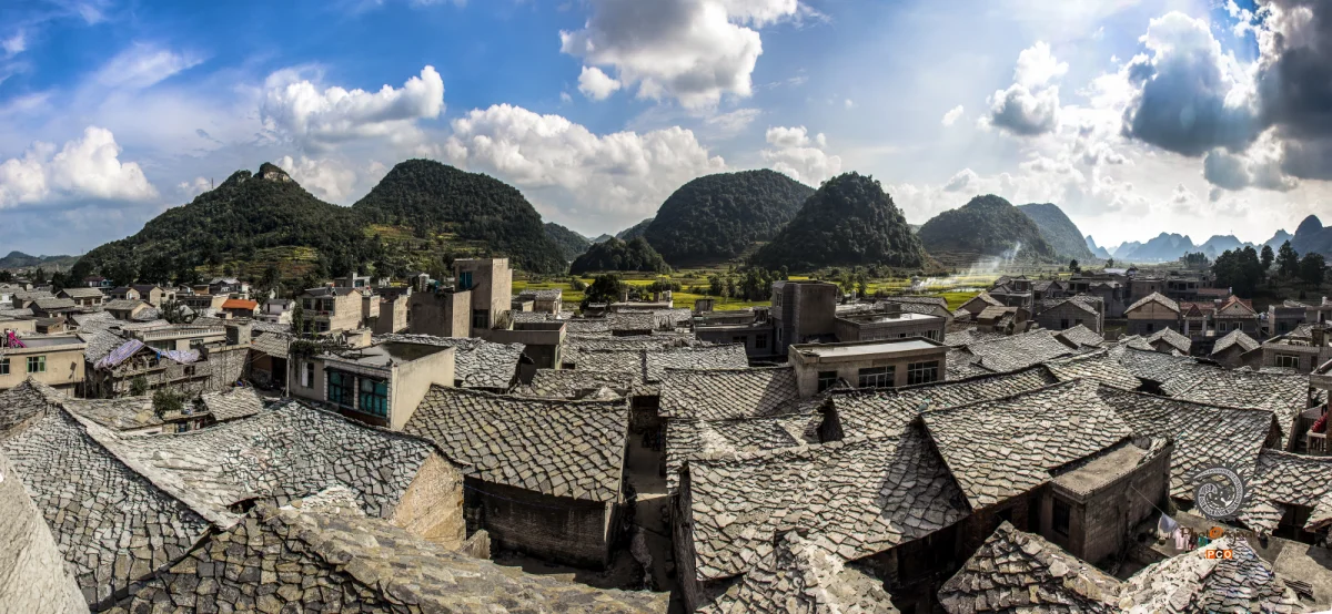 《鲍屯石板房》