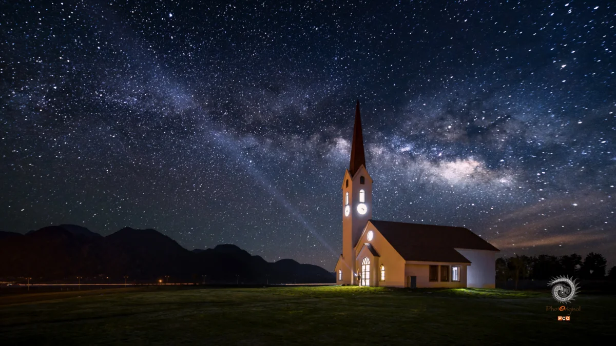 星空下云漫湖的欧式建筑