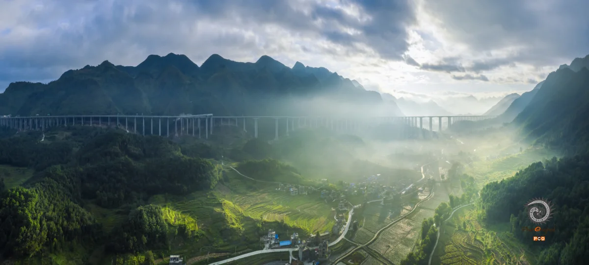 2023多彩贵州·第十六届中国原生态国际摄影大展 · 窗外天空 的图集