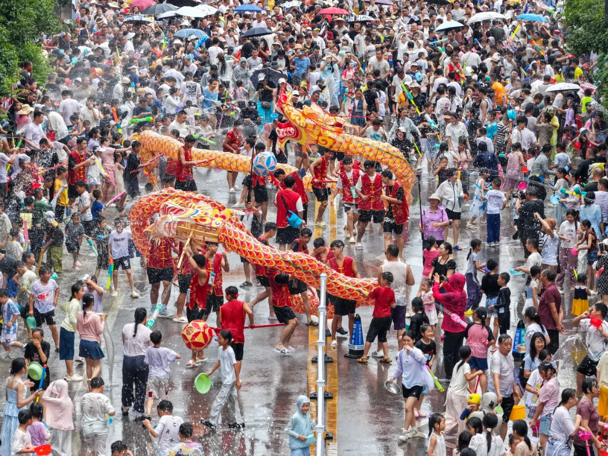 黔东南·施秉 泼水龙活动