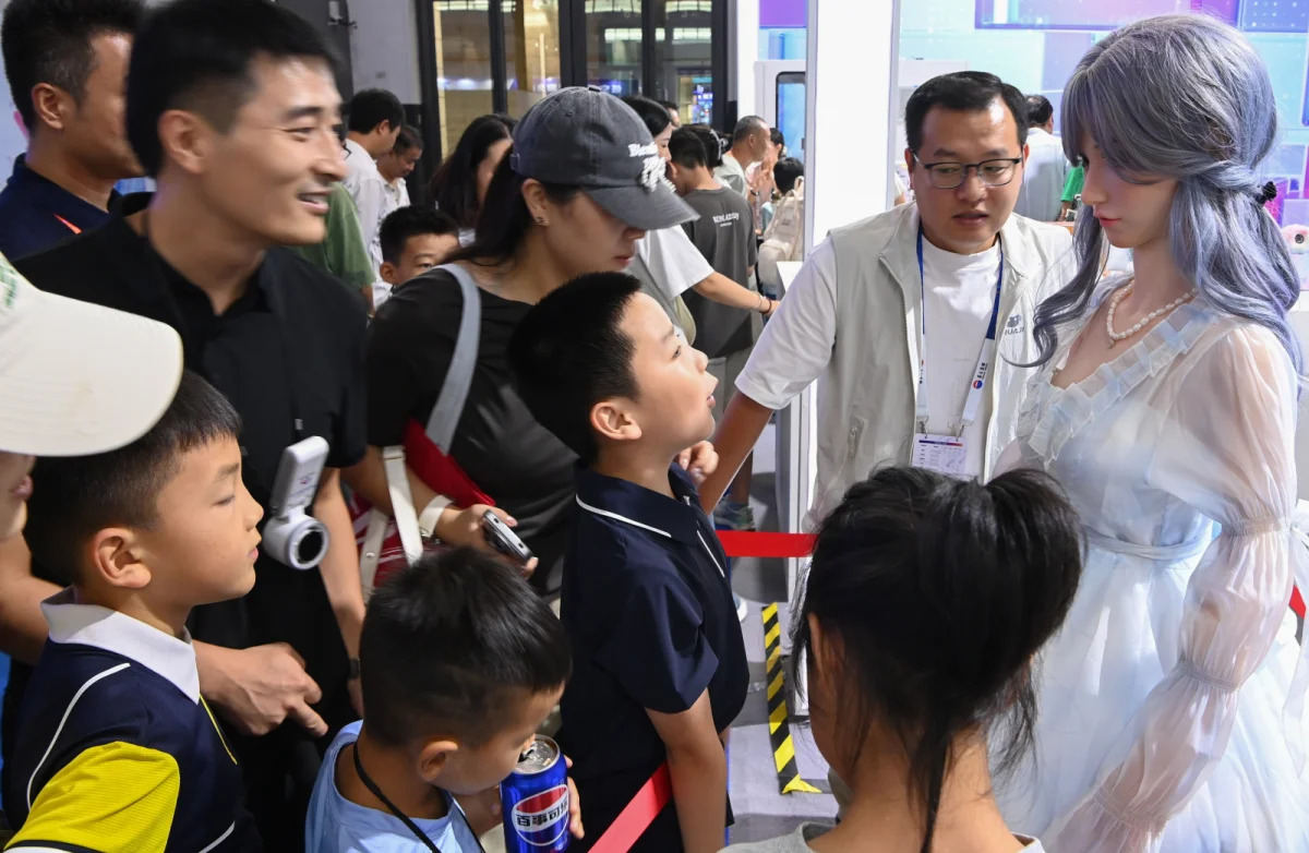 贵阳·观山湖 观众在2026年数博会现场与仿真机器人对话