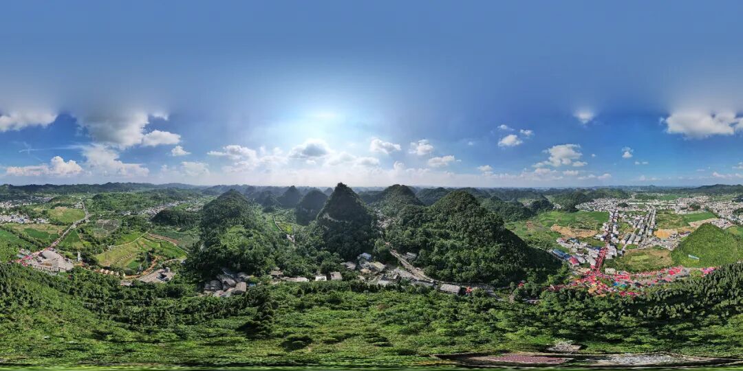 1、《云峰屯堡秘境》刘胜13308500161:贵州安顺七眼桥镇的云峰屯堡,是贵州保存最完好的屯堡文化村寨,也是“云峰八寨”中最璀璨的一颗明珠。云峰山里云鹫寺,云鹫寺下云山屯,云山屯建于明代初期,是典型的军屯、商屯遗存和屯堡文化代表。村里既保存有用于防御工事的屯门、屯楼、屯墙、古街道,又有江南建筑风格的门楼、窗室,砖碉、石雕、木雕等,如今,每年一度的农历六月观音会依旧保持至今。.JPG